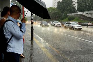 IMGW: ulewy do 40 mm, porywy do 70 km/h. Alerty I stopnia dla 10 województw