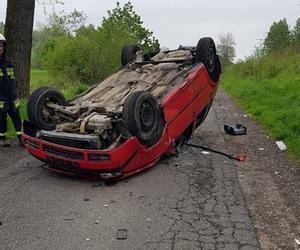 Łowczów. Osobówka dachowała i wylądowała w przydrożnym rowie