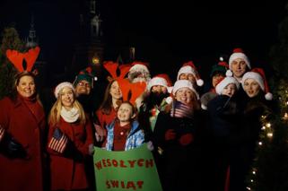 Amerykańscy dyplomaci śpiewają na ulicach Warszawy i Krakowa ZOBACZ WIDEO!