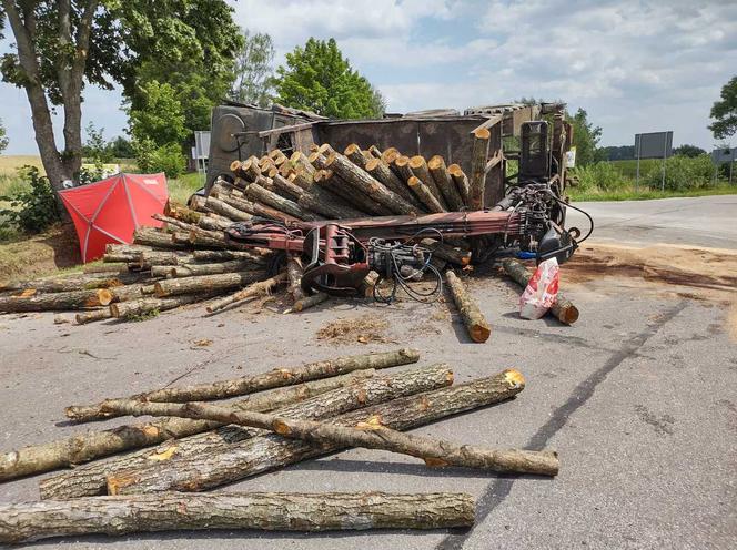 Tragiczny wypadek pod Giżyckiem. W zderzeniu skody z ciężarówką zginęła 66-latka [ZDJĘCIA]