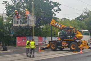 Prace przy nowej linii tramwajowej. Zakładano trakcję na rogu Grudziądzkiej i Chełmińskiej