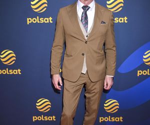 Siwy i z wąsem. Cezary Pazura wywołał poruszenie nowym wyglądem. To naprawdę on?