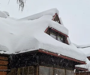 Kuriozalny wybryk pijanego turysty w Zakopanem. Utknął... na dachu budynku