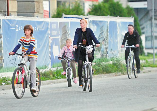 Zamachowski Wietrzy stopy na stole