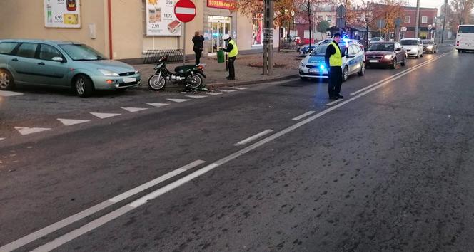 Poważny wypadek w Piotrkowie Kujawskim. Motorowerzysta potrącony przez kierowcę