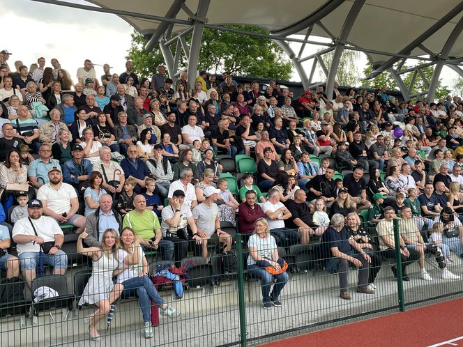 Kibice na otwarciu stadionu w Starachowicach