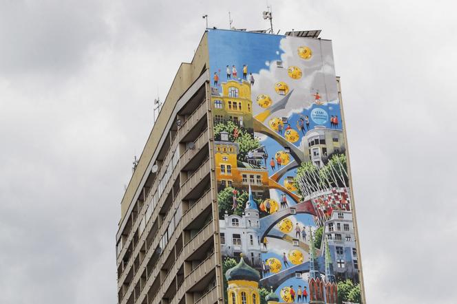Mural na budynku przy ul. Targowej jest widoczny z wielu perspektyw