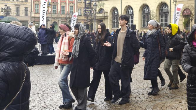 Polonez dla Fredry 2025 we Wrocławiu. Maturzyści zatańczyli na Rynku [ZDJĘCIA]