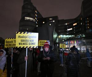 Kolejny dzień protestu przed siedzibą TVP