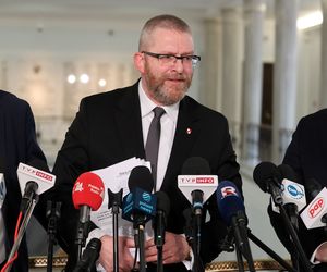 Kolejny incydent flagowy z Grzegorzem Braunem! Ostatni na polskiej ziemi? 