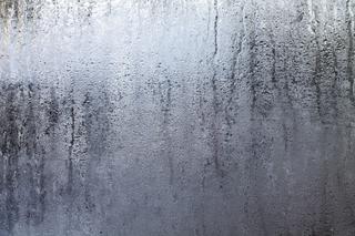 Skraplanie się wody na oknach – jakie są przyczyny parowania szyb?