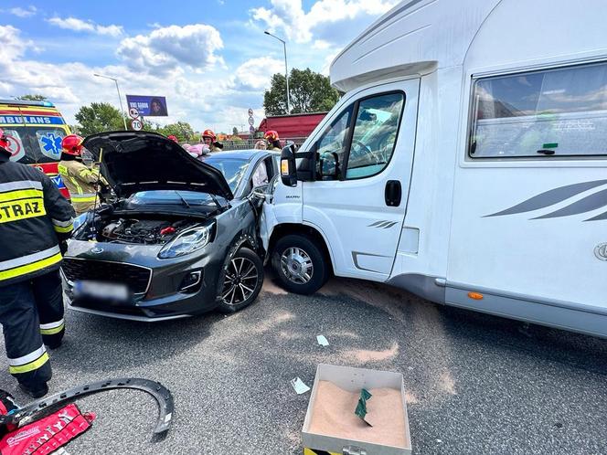 Koszmarny wypadek w kierunku Marek. Kobieta z obrażeniami klatki piersiowej trafiła do szpitala