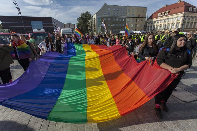 Kraków: Pobicie pod klubem dla gejów. Rzucili się na kilka osób z KIJAMI [SZOKUJĄCE ZDJĘCIE]