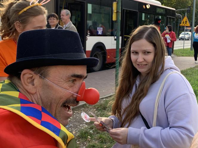 Dr Clown zaraża śmiechem w Światowym Dniu Uśmiechu