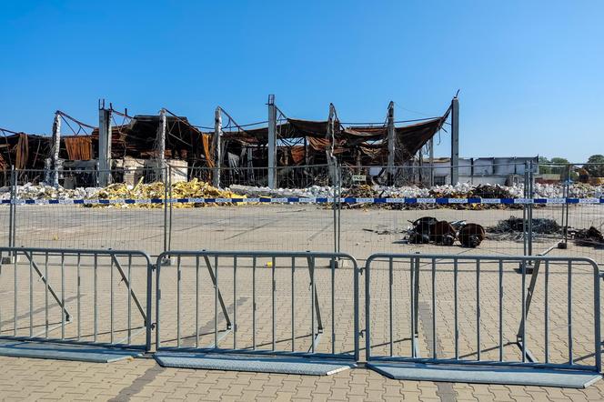 Tymczasowe miasteczko handlowe usytuowano na parkingu niedaleko spalonej hali na Białołęce