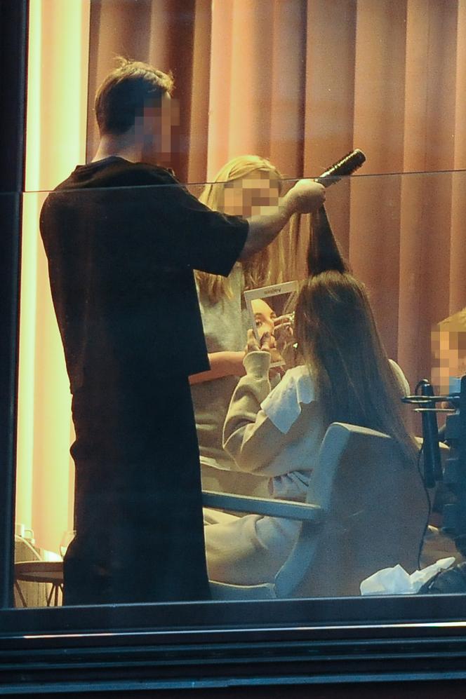 Małgorzata Rozenek przebiera się u fryzjera