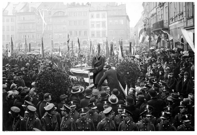 Manifestacja w Warszawie na cześć uchwalenia nowej konstytucji