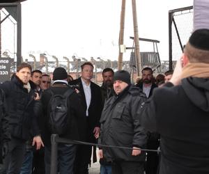 Elon Musk w Auschwitz upamiętnia ofiary