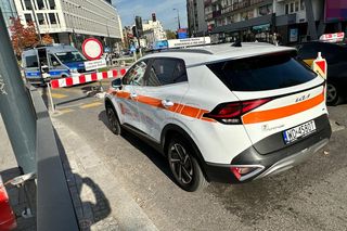 Metalowa belka przebiła tramwaj i nogę pasażera. Poszkodowany trafił do szpitala