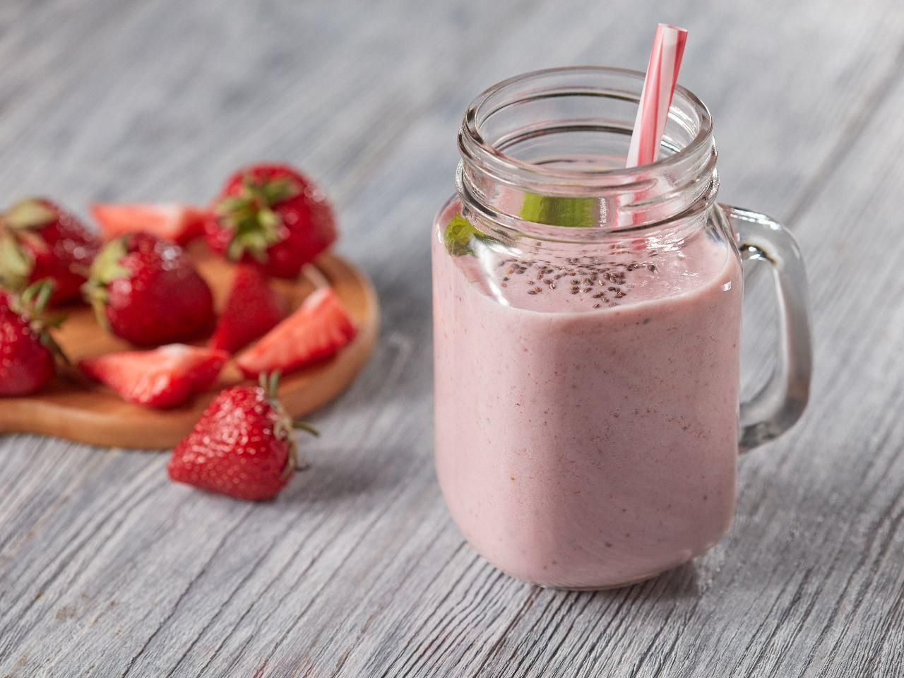 Kefir miksuję z tymi składnikami. W kilka minut mam pyszne smoothie, które wspiera jelita i dodaje energii