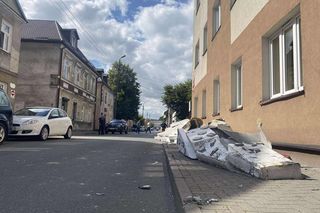 Odpadająca elewacja. Czy mamy się czego obawiać? Ekspert uspokaja