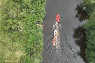 Rodzice z dziećmi wypadli z kajaka do Parsęty. Tak wyglądała akcja ratownicza [ZDJĘCIA]