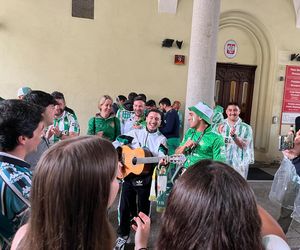 Gorąco przed finałem Ligi Konferencji we Wrocławiu. Tysiące kibiców na Rynku 