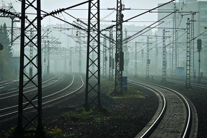 Szynobus potrącił leżącego przy torach mężczyznę. 22-letni Ukrainiec trafił do szpitala 