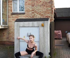 Lara Gessler w odważnej sesji do Issue