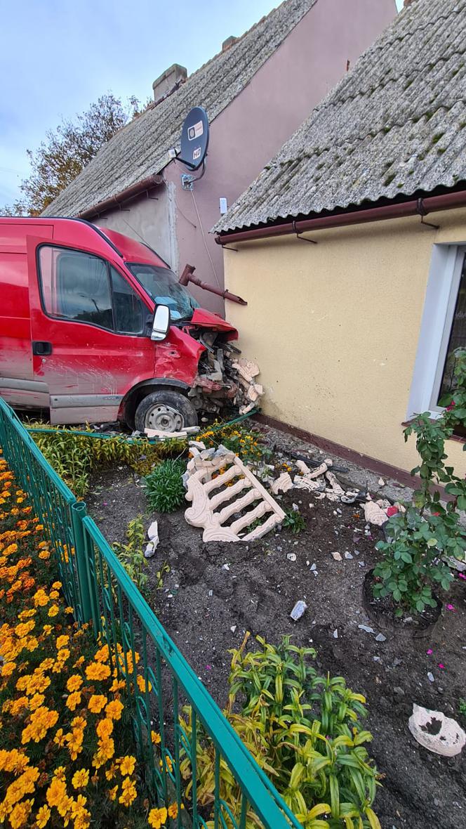 Bus wjechał w ścianę domu. Groźny wypadek pod Mogilnem! [ZDJĘCIA]