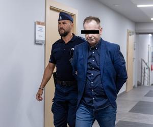 Z dwoma nożami rzucił się na matkę