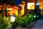 Lampy solarne ogrodowe - jaka lampa solarna jest najlepsza do ogrodu, na balkon i taras? Wybieramy!