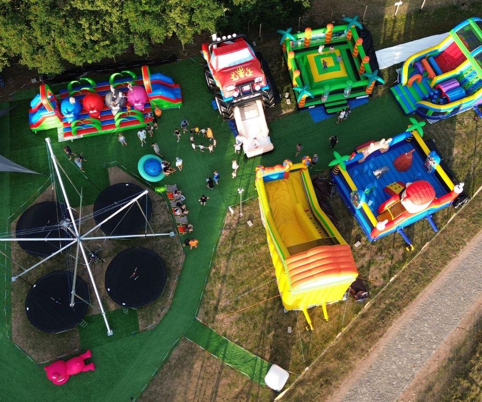 Nowa atrakcja dla dzieci pod Bydgoszczą. Na plaży w Pieczyskach wyrośnie park dmuchańców! Kiedy otwarcie? 