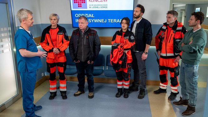 	Na sygnale odc. 705. Martyna (Monika Mazur), Piotr (Dariusz Wieteska), Anna (Lea Oleksiak), Wiktor (Wojciech Kuliński), Wiśniewski (Jacek Janosz), Zdzisio (Jarosław Gruda)