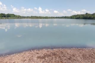 Żabie Doły zanieczyszczone. Niebieska woda śmierdzi