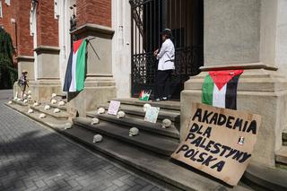 Protest solidarnościowy z Palestyną. Studenci przykuli się do bramy UJ