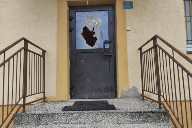 Pijany mężczyzna SIEKIERĄ zdewastował drzwi w bydynku posterunku policji w Dydni