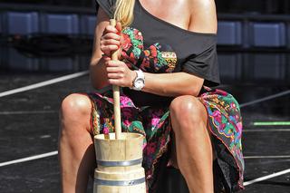 Słowianka zbiera pokarm dla córeczek