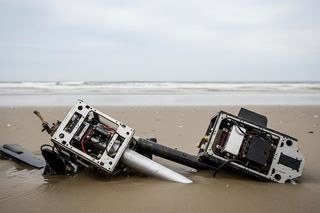 Wojskowy dron na plaży w Ustce. Skąd wzięło się nietypowe urządzenie?