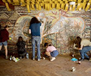 Czyszczenie mozaiki w Kiekrzu z bazgrołów