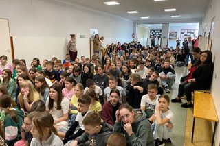 Uczniowie szkoły podstawowej ze Zbuczyna uczcili 100 dni do zakończenia roku szkolnego