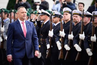 Niemcy mogłyby zacząć spłacać reparacje inwestując w polskie wojsko