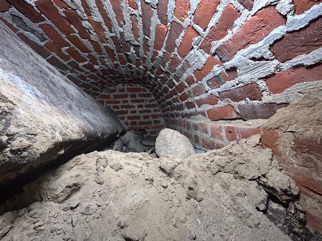 Pierwsze odkrycia w tajemniczej krypcie w Kazimierzu Biskupim