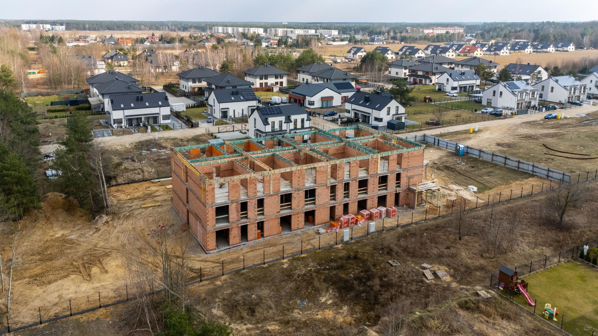 Kontrowersyjna budowa domu jednorodzinnego w Wieliszewie