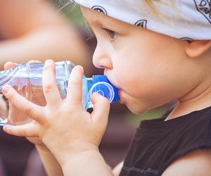 Picie z plastikowej butelki może zwiększać ryzyko autyzmu i ADHD? Eksperci nie mają wątpliwości