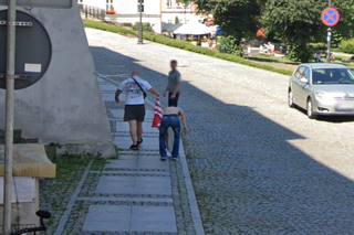 Nieplanowana wymiana koszulek kibiców uchwycona na Google Street View