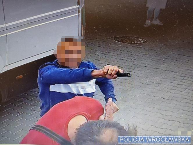 Sceny grozy na stacji benzynowej we Wrocławiu. Pojawił się pistolet, a potem siekiera! 
