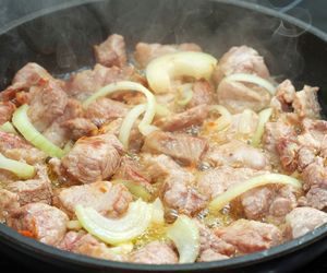 Świeżonka: przepis na chłopski gulasz ze świeżo ubitej wieprzowiny