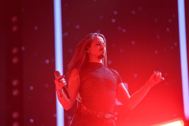 Michał Szpak przyłapany bez spodni za kulisami koncertu. Tego nie pokazali w TV!