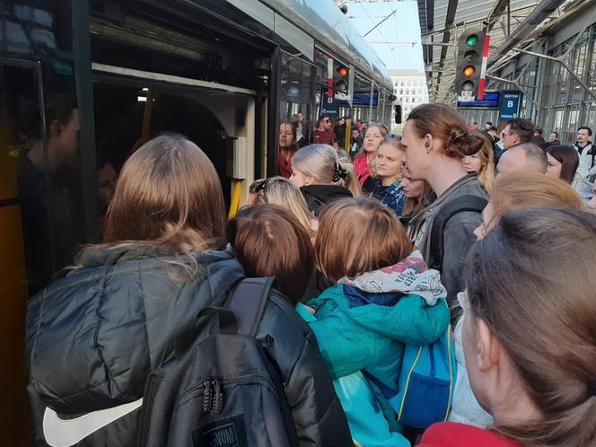 Dantejskie sceny w Kolejach Dolnośląskich. "Nie wpuszczajcie już ludzi, tutaj są dzieci!"